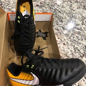 Boys Nike Tiempo, Indoor soccer shoes - size 1